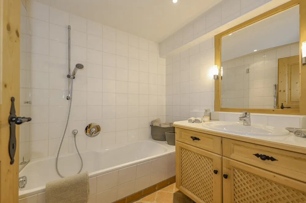 KITZIMMO-Exklusives Landhaus mit Pool in bester Lage - Immobilien Kitzbühel.