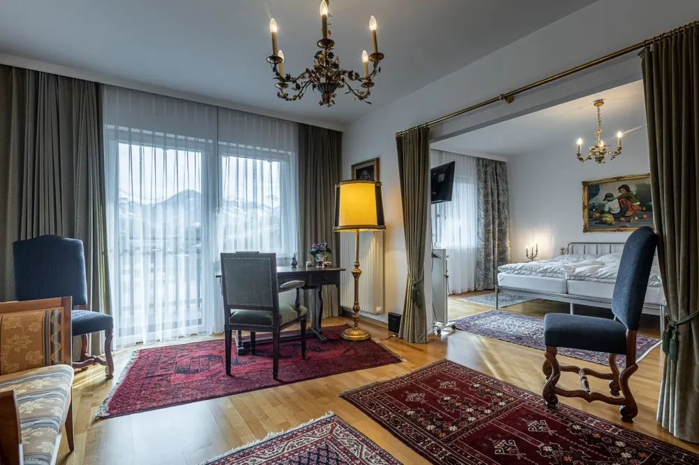 KITZIMMO-Domizil mit Potenzial in zentrumsnaher Ruhelage - Ski Out - Immobilien Kitzbühel.