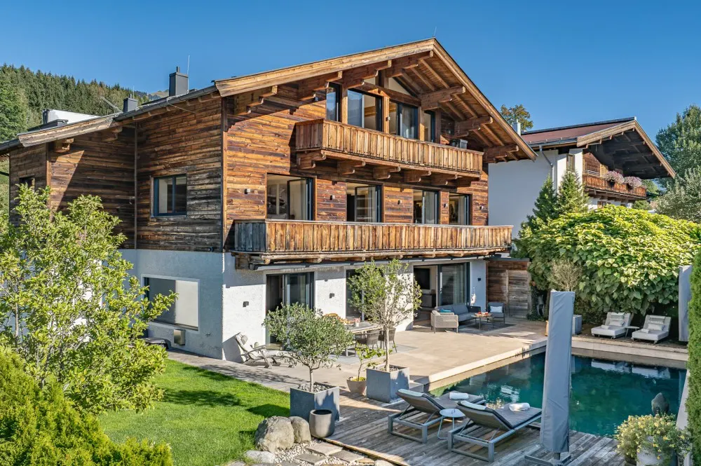KITZIMMO-Prime Living – Exklusive Villa mit Pool & Panoramablick in Toplage - Immobilien Kitzbühel.