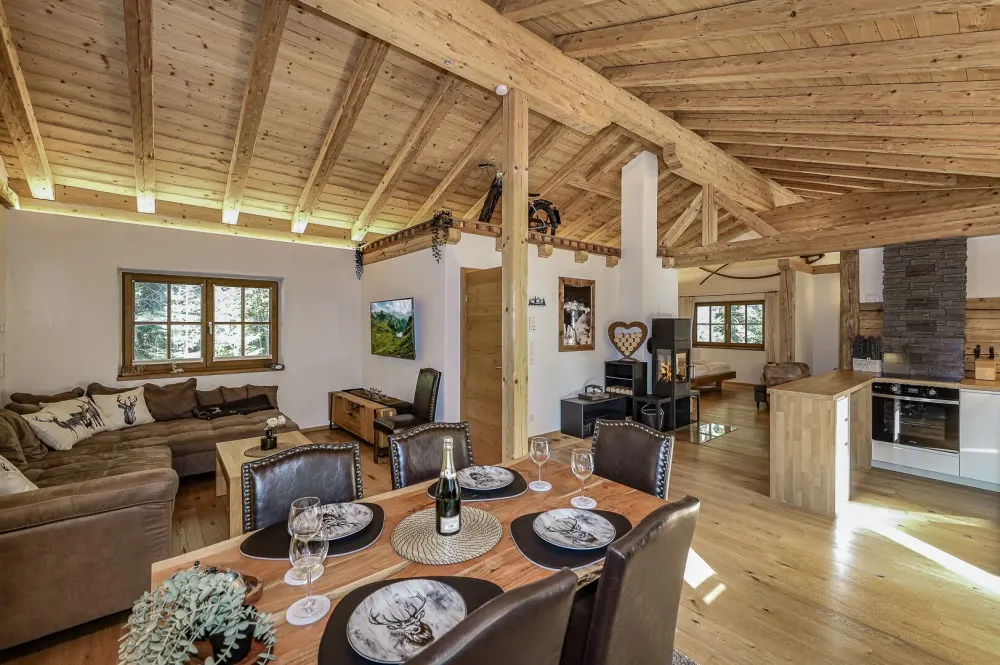 KITZIMMO-Exklusive Dachgeschosswohnung in idyllischer Lage - Immobilien Oberndorf.