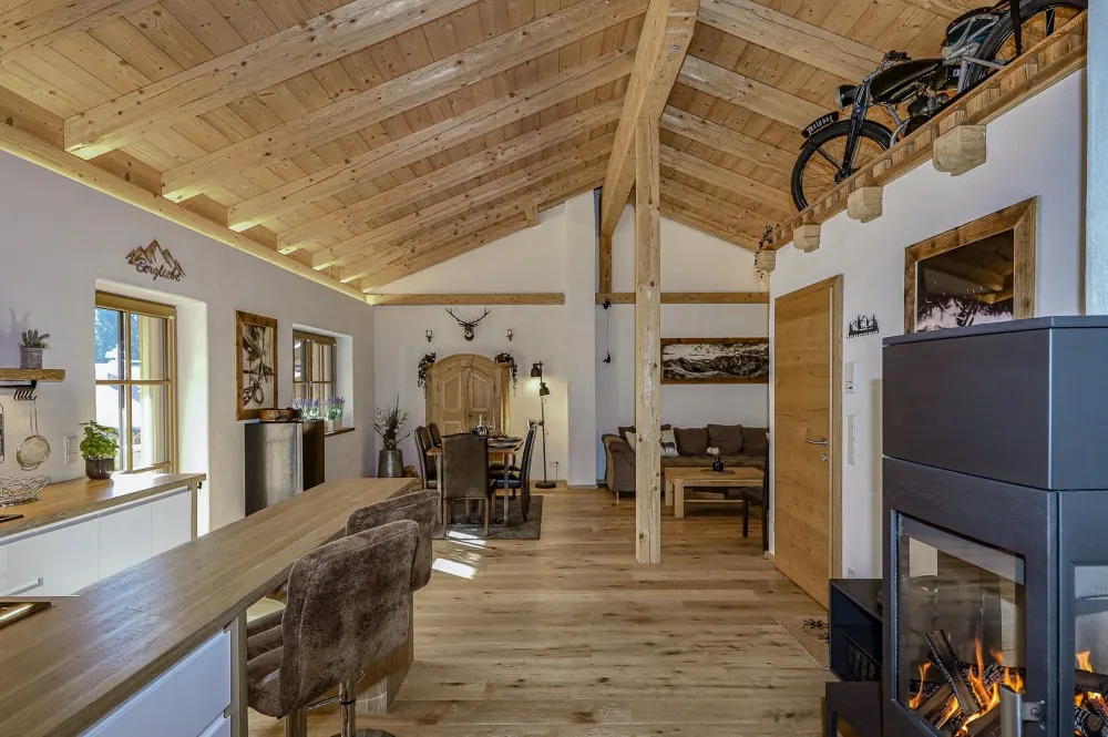 KITZIMMO-Exklusive Dachgeschosswohnung in idyllischer Lage - Immobilien Oberndorf.