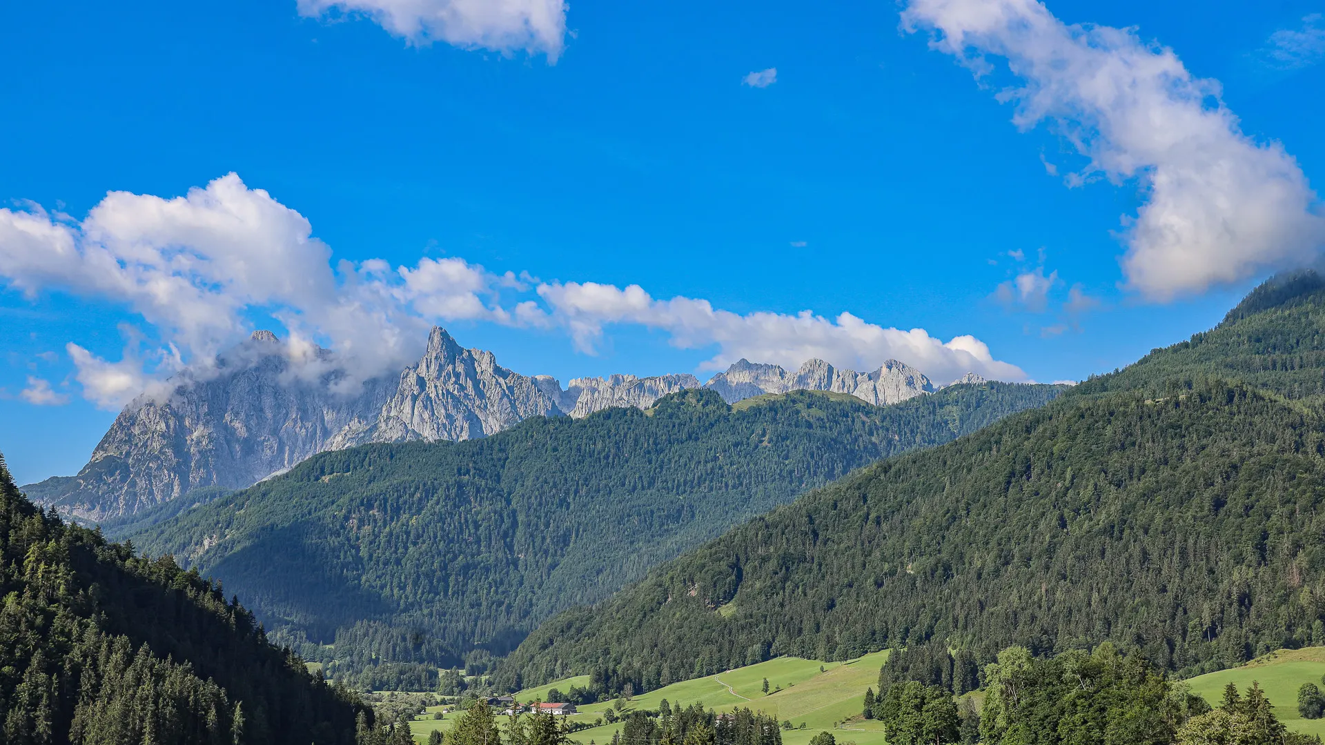 KITZIMMO-Großzügige Landhausvilla mit traumhaftem Kaiserblick kaufen - Immobilien Schwendt.