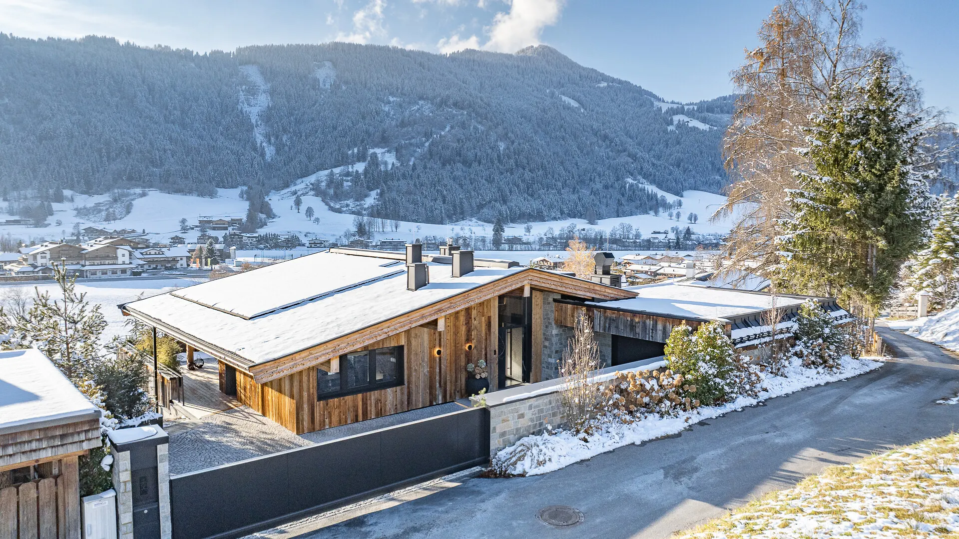 KITZIMMO-Luxusvilla mit Pool in Toplage kaufen - Immobilien Reith bei Kitzbühel.