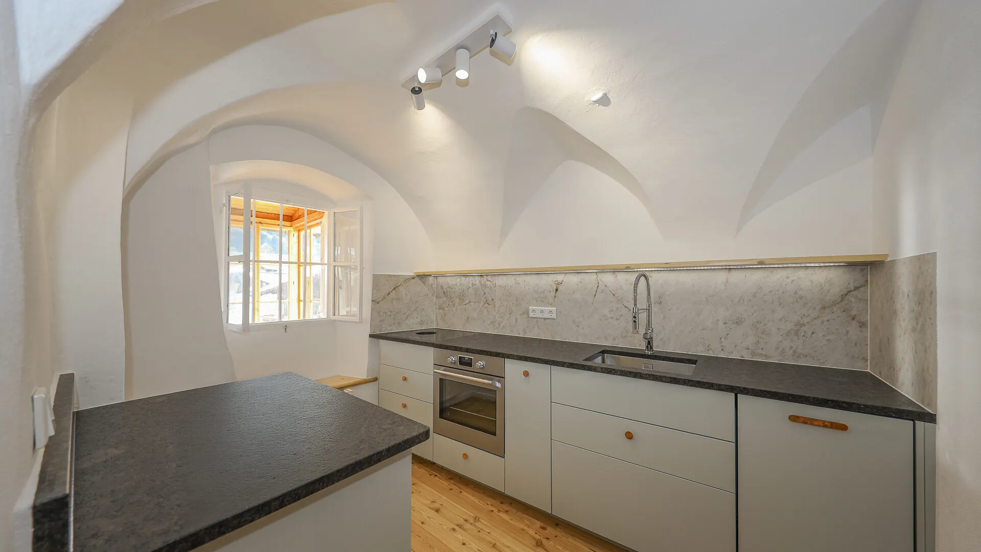 KITZIMMO-Freizeitwohnsitz in historischem Stadthaus mit Blick auf die Streif - Immobilien Kitzbühel.