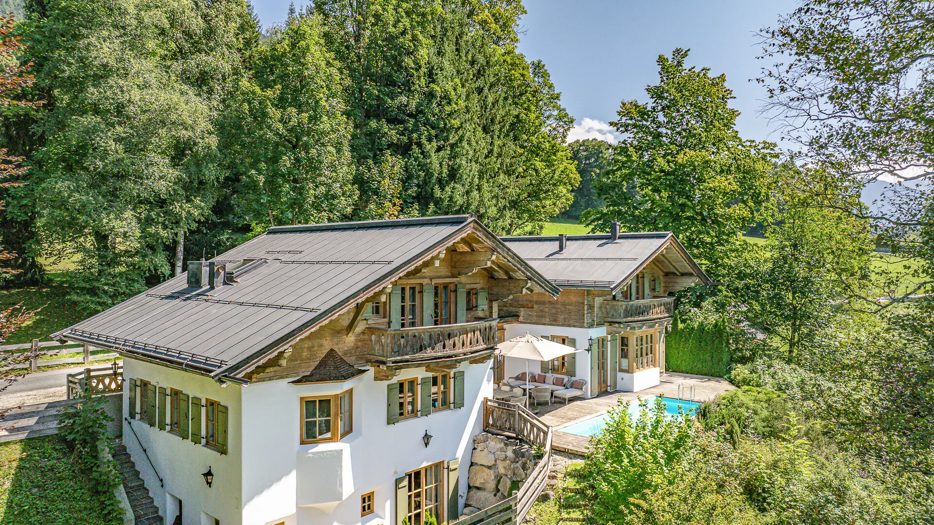 KITZIMMO-Exklusives Landhaus mit Pool in bester Lage - Immobilien Kitzbühel.