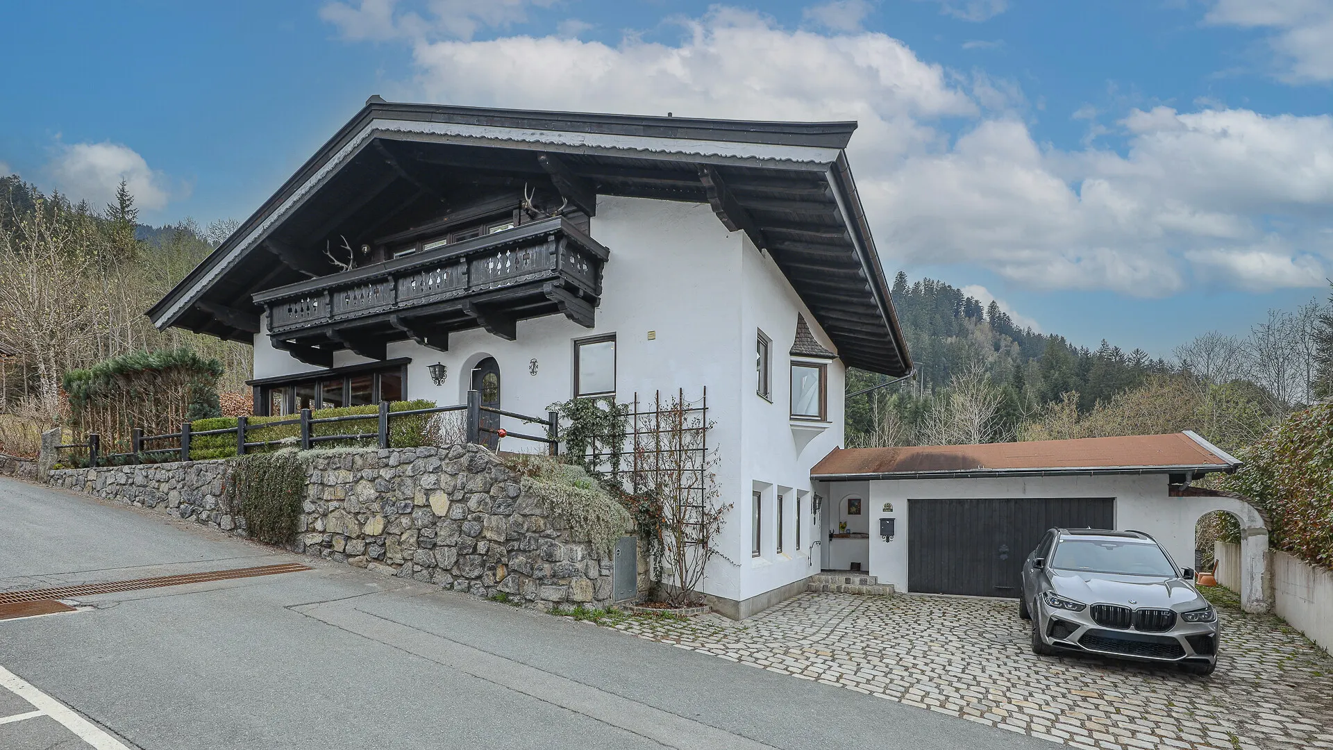 KITZIMMO-Einfamilienhaus am Fuße des Hahnenkamm an der Skipiste mieten - Immobilien Kitzbühel.