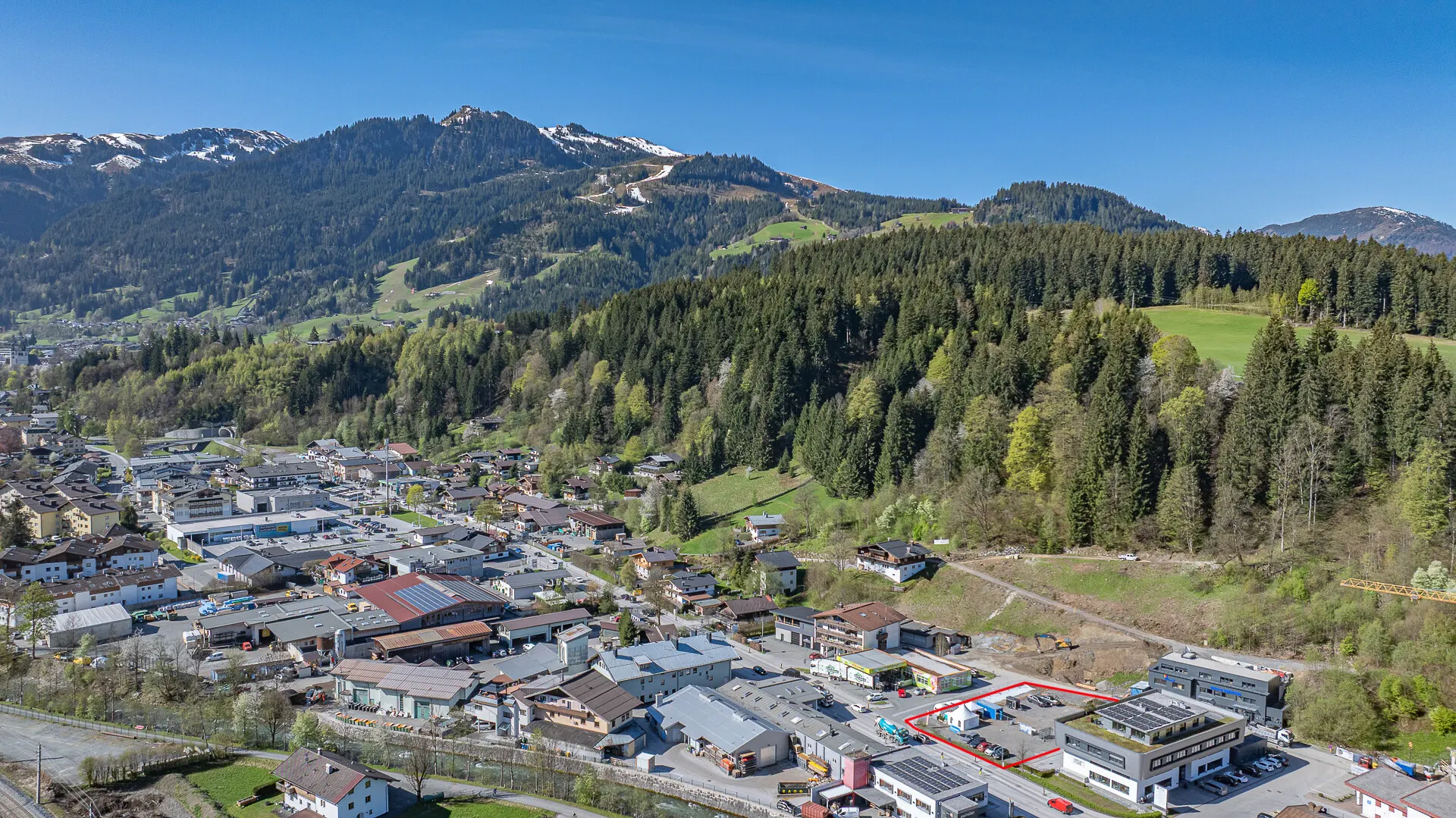 KITZIMMO-Gewerbegrundstück in Toplage direkt an der Ortsdurchfahrtsstraße - Kitzbühel.