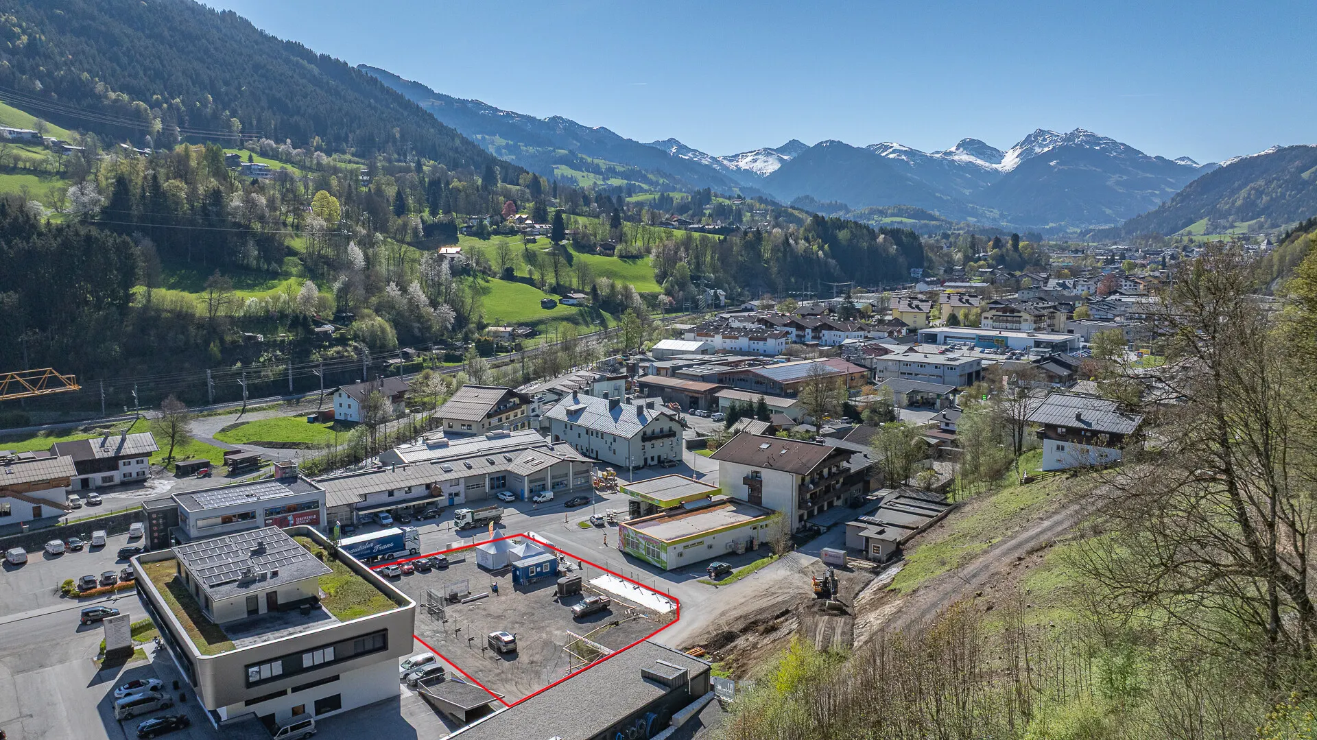 KITZIMMO-Gewerbegrundstück in Toplage direkt an der Ortsdurchfahrtsstraße - Kitzbühel.