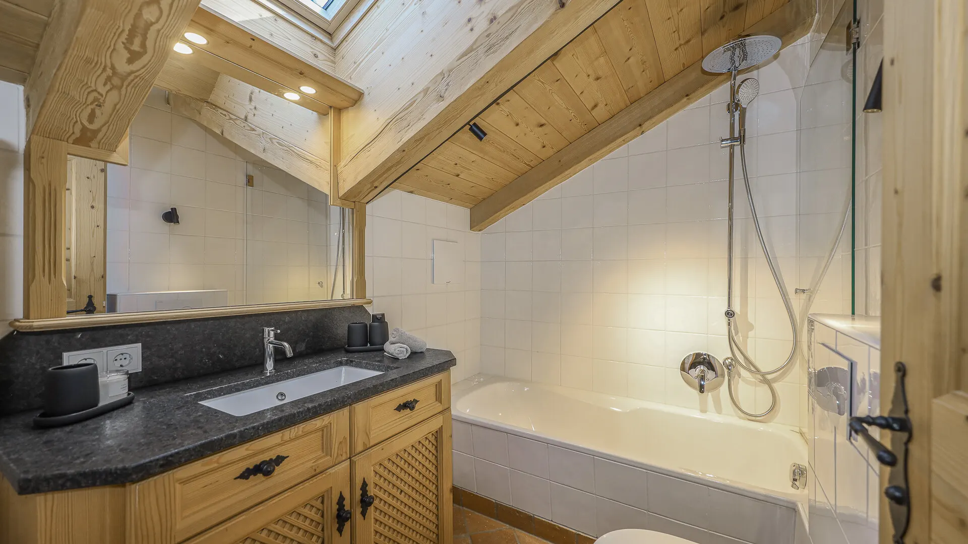 KITZIMMO-Exklusives Landhaus mit Pool in bester Lage - Immobilien Kitzbühel.-17